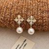 Pendientes Colgantes de Flor de Cuatro Hojas con Perla y Circonita de Gama Alta, Estilo Lujo Ligero, Pendientes de Moda y Versátiles, Accesorios de Diseño de Nicho
