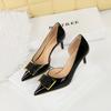 638-Ak57 Zapatos de Banquete Europeos y Americanos para Mujer Tacón Alto Charol Boca Baja Punta Afilada Recorte Lateral Hebilla de Cinturón Metálica Zapatos Decorativos