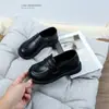 Zapatos de Cuero Estilo Británico para Niños 2025 Primavera Nuevos Mocasines para Niñas de Moda Versátiles Retro Suela Suave Zapatos sin Cordones