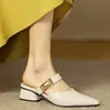 Chinelos Mules de Couro Macio Estilo Francês para Mulheres, Verão 2025 Novos Mules da Moda com Salto Grosso, Sapatos Solteiros de Bico Fino com Salto Médio
