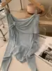 Top de punto Omalai con nudo de lazo, abalorios, hombros descubiertos y manga larga con un nuevo diseño para primavera 6557