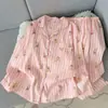 Nuevo pijama de moda para mujer para primavera y otoño, con un conjunto de algodón de doble largo estampado de nubes con rayas rosas y un diseño de caricatura, que ofrece un estilo holgado y casual para una cómoda ropa de estar en casa.
