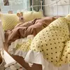 Conjunto macio de quatro peças em renda francesa de luxo leve, capa de edredom, lençol, lençol com elástico, fronha estilo ins fresco e elegante com bolinhas e babados, classe A