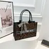 Bolso de Mano Grande de Primavera 2025 para Mujer con Lazo de Bufanda de Seda, Estampado de Leopardo, Bolso Tote Portátil, Bolso de Hombro de Gama Alta