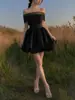 Vestido de novia ligero estilo francés, diseño corto de satén sin hombros, simple y único con un toque de alta gama, adecuado para fotografía de viajes al aire libre, con una falda abullonada para sesiones de fotos