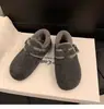 Zapatos peludos grises para mujer de invierno para exteriores 2026 nuevos zapatos Birkenstock para dama suela gruesa zapatos de algodón con terciopelo zapatos de lana de una sola capa
