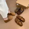 Sandálias Birkenstock de sola grossa, um item essencial para mulheres, com design de bico fechado, perfeitas para uso ao ar livre, e uma nova coleção primavera/outono de 2026 que combina um estilo peculiar e fofo com apelo versátil.