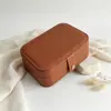 Caja de embalaje para joyería de cuero PU operada de fábrica, caja de joyería larga con botón a presión para uñas postizas, pendientes, collares y joyería, con impresión personalizada