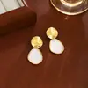 Pendientes Geométricos Minimalistas con Textura de Placa Dorada y Aguja de Plata Moda Nicho Versátil Elegantes Pendientes de Tuerca Metálicos Electrochapados