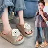 Los populares a nivel mundial zapatos infantiles de estilo coreano con dibujos EVA son ligeros, antideslizantes y adecuados tanto para uso interior como exterior