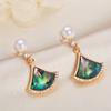 Joyería al por mayor de Zhuji Aretes de perlas de agua dulce Aretes Aguja de plata s925 Aretes de nácar Sentido avanzado para enviar a novias