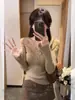 Camiseta base de punto con patchwork de encaje gris estilo francés para mujer, otoño e invierno, lujo ligero, tacto de alta gama, top elegante y hermoso