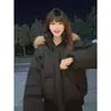 Otoño e Invierno 2025 Estilo Preppy Japonés y Coreano Ropa de Oficina Gruesa con Forro Polar Chaqueta de Algodón Cálida Holgada con Cuello de Piel Ins