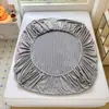 Falda de Cama de Felpa de Leche Pieza Única Más Terciopelo Grueso Peso Alto Color Sólido Estilo Ins Falda de Cama Rayada Juego de Tres Piezas Ropa de Cama