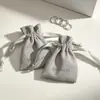 Fabricante direto de faturas personalizadas: bolsa de camurça cinza com cordão, face única, para anéis de cristal, joias e brincos, embalagem durável