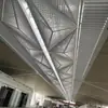 Parede Cortina de Alumínio com Revestimento Perfurado Cabeceira de Porta Teto Publicitário Parede de Fundo Externa Design Vazado Esculpido Madeira Curva Dupla Fluorocarbono