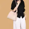 Bolso de Mano de Cuero Suave Más Vendido en Comercio Exterior para Mujer Modelo Nuevo 2026 Bolso de Hombro Cruzado de Tres Capas de Gran Capacidad Simple y Elegante