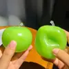 Juguete squishy de manzana verde realista, hecho de goma suave TPR con rebote lento, un gadget para aliviar el estrés y la descompresión con forma de fruta