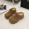 Chinelos plataforma de sola grossa com aumento de 7 cm de altura, biqueira fechada, para mulheres, adequados para uso externo na primavera e no verão, novas sandálias de moda versáteis com bolinhas estilo coreano