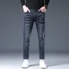 Maple House Roupas Masculinas / Coleção Outono 2026: Jeans Masculino Cropped de Tecido Macio com Caimento Justo, Calça Cropped Jeans com Stretch