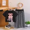 Conjunto de Roupas de Verão para Meninas Estilo 2026, Traje de Verão da Moda para Crianças Pequenas, Conjunto de Duas Peças Rosa com Strass de Manga Curta
