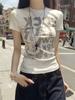 Playera de Manga Corta con Estampado de Letras American Hot Girl Chic para Mujer Verano Cuello Redondo Acanalado Hombro Derecho Slim Ajustada Top de Moda