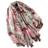 Lenço com Franjas Florais em Aquarela Estilo Francês em Tons Morandi com Estampas Florais Contrastantes, Xale para Proteção Solar Estilo Férias