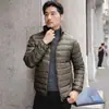 Nueva chaqueta ligera de algodón y seda para otoño e invierno para hombre, top corto casual de negocios con capucha y cuello alto, abrigo de algodón cálido para hombre