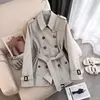 Casaco Trench Coat Feminino Novo para Primavera e Outono 2026 de Quan Zhixian, Comprimento Médio, Estilo Britânico, Cor Cáqui, Jaqueta Inspirada em Designer