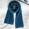 Bufanda de punto versátil de alta gama estilo coreano para mujer, creando una atmósfera invernal acogedora con su color liso, diseño simple, textura suave, calidez y estilo relajado; también apto para hombres