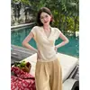 Elegante top de punto estilo coreano con cuello, hombros rectos y manga acampanada, ajuste slim, favorecedor, dulce, casual, versátil, corto, verano 2026