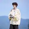 Sudadera versátil de moda estilo americano con tapeta inclinada, chaqueta nueva de otoño para hombre, prenda exterior casual simple estilo Hong Kong 2026