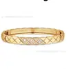 Pulsera inspirada en Chanel con patrón de rombos Coco, finamente elaborada con tecnología CNC, chapada en oro rosa de 18 quilates, ofreciendo una sensación de lujo ligero, nicho y alta gama.