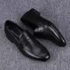 Zapatos Casuales de Cuero 2026 Nuevo Estilo Cuero Suave Zapatos Pequeños de Cuero para Hombre Punta Redonda Suela Suave Mocasines Casuales para Jóvenes Zapatos de Cuero para Hombre
