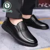 Sapatos masculinos de couro casuais de negócios novos da Woodpecker, couro genuíno, sola macia, adequados para homens de meia-idade e idosos