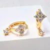Pendientes Europeos y Americanos de Trébol de Cuatro Hojas con Clavos de Flor de Pedrería para Mujer Clavos Brillantes de Circonita Sensación de Alta Gama Chapado en Cobre Oro Real de 18K