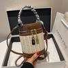 Mini bolso de mano tejido tipo cubo portátil para vacaciones de verano, con bufanda de seda estilo Chanel en color de contraste, bolso de mano cilíndrico de paja francesa.