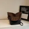 Bolsa Balde Fosca de Grande Capacidade Retrô para Mulheres Nova Moda Outono e Inverno 2025 com Listras Bolsa de Ombro Transversal para Mulheres