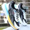 Tênis masculinos versáteis, modelo novo leve para o verão, tênis de corrida masculinos com malha respirável e solas macias, sapatos casuais antiderrapantes para viagem