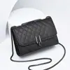 Bolsa Pequena Quadrada Preta com Corrente Estilo Chanel para Mulheres 2026 Acolchoada com Fivela de Fecho Bolsa de Ombro Transversal em Couro Venda por Atacado de Fábrica