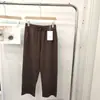 Pantalón de ocho partes con costura trasera de contraste, apto para todas las estaturas, resistente a la formación de bolitas y a la decoloración. El diseño de la costura trasera alarga las piernas, haciéndote lucir más alta. 12016