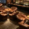 Cadeira de chefe europeia e americana neoclássica estilo hotel, sofá de lazer de encosto alto com design de puxador e conjunto de pufe, adequado para vilas, apresentando couro genuíno e um sofá estilo americano
