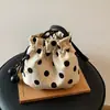 Bolso Cubo de Hombro Cruzado de Diseño de Nicho Transfronterizo para Viajes de Verano 2026 Nuevo Estilo de Alta Gama Versátil Exquisito Moda
