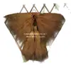 Chapéus de Palha, Capas de Palha e Roupas Tradicionais para Decorações de Casa de Campo; Mantas Marrons Usáveis, Chapéus de Palha, Mantos de Estilo Antigo, Xales e Sandálias de Palha