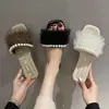Sandálias Versáteis Tendência Antiderrapantes Novas de Verão 2026 com Pérolas Fada Solado Macio Chinelos Slip-On para Mulheres Uso Externo