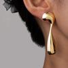 Pendientes de botón geométricos irregulares exagerados de personalidad de lujo ligero de moda transfronteriza europea y americana, joyería en espiral lisa para mujer