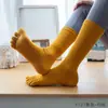 Meias de Dedos Novas Cuidadosamente Selecionadas Simples com Pontos de Gel Antiderrapantes Meias para Pilates Meia-Calça Meias para Yoga Cor Sólida Esportivas de Cinco Dedos