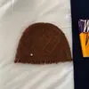 Gorro de punto liso suave y cómodo con bordes deshilachados, un sombrero cálido y elegante para mujer en otoño e invierno, diseñado para hacer que el rostro parezca más pequeño, un nuevo estilo de gorro de punto