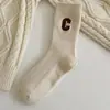 Novos estilos de outono e inverno: Meias de lã quentes, confortáveis e hipoalergênicas para usar em casa, com estampas de letras, adequadas para dormir e recuperação pós-parto, com um design moderno e versátil, e uma sola espessada para conforto ao caminhar no chão.
