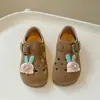 Sapatos Pequenos de Couro com Furos Respiráveis para Meninas Moda Verão 2025 Nova Moda Infantil Solado Macio Versátil Sapatinhos de Bebê Sapatos de Couro